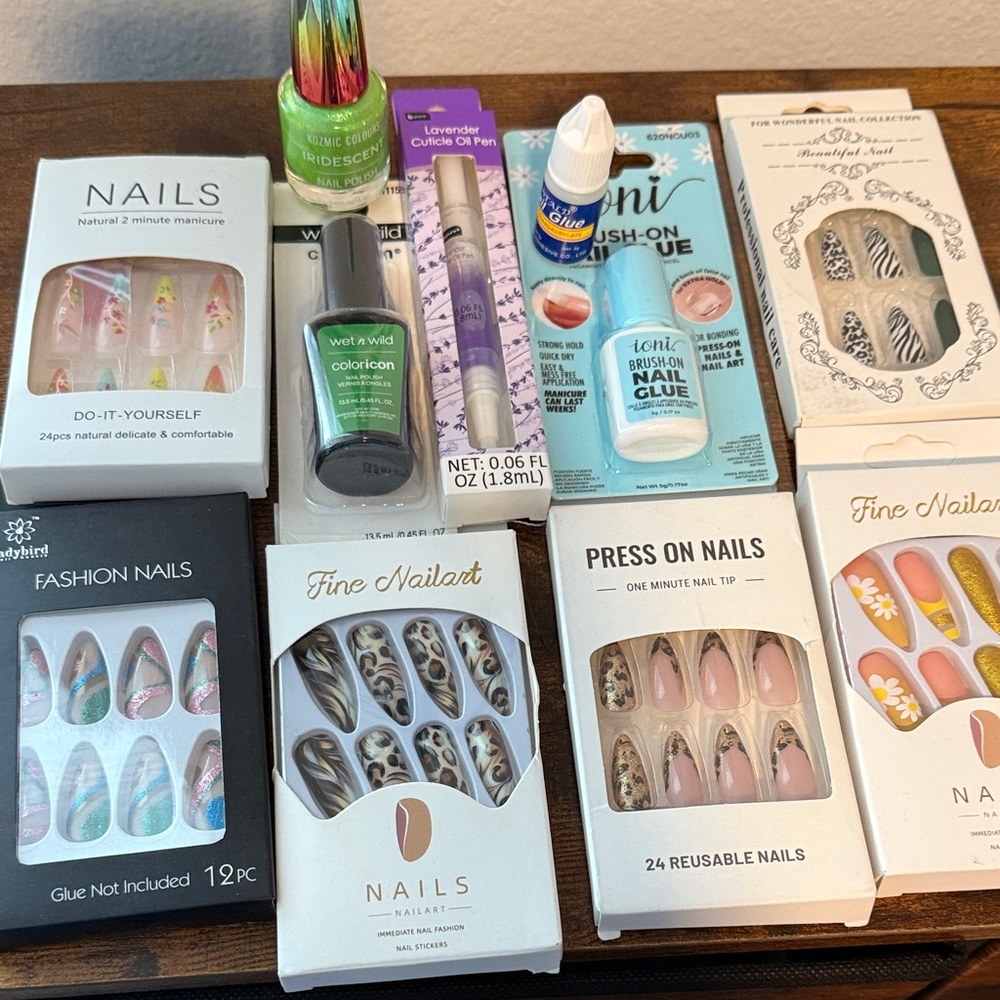 Assorted Press-On and Fashion Nails Set goodie bag